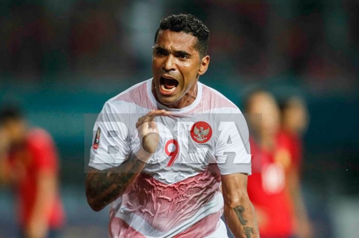   Selebrasi penyerang tim nasional U-23 Indonesia, Alberto Goncalves, seusai mencetak gol ke gawang Laos, pada pertandingan lanjutan Grup A sepak bola Asian Games 2018, di Stadion Patriot, Jumat (17/8/2018).   