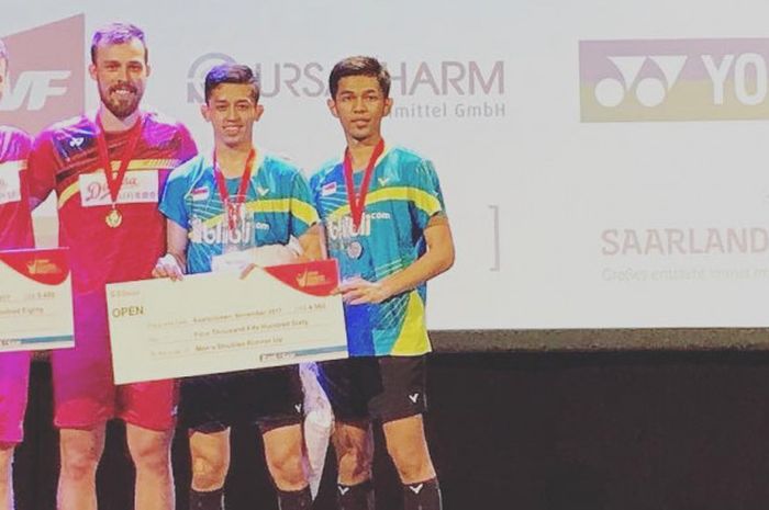 Ganda putra Indonesia, Fajar Alfian (kanan)/Muhammad Rian Ardianton, dan ganda putra Denmark, Kim Astrup (kiri)/Anders Skaarup Rasmussen di podium Bitburger Open 2017 pada MInggu (5/11/2017) di Saarlandhalle Saarbrücken, Jerman.