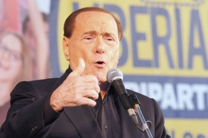 Pemimpin partai Forza Italia, Silvio Berlusconi, memberi pidato di depan Sekretariat Italian Lega Nord pada 8 November 2015 di Bologna.