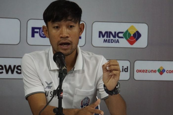 Pelatih timnas futsal Kamboja, Phan Sophannara memberikan keterangan seusai anak asuhnya kalah dari timnas futsal Indonesia pada jumpa pers Piala AFF Futsal 2018  di GOR UNY, 7 November 2018.