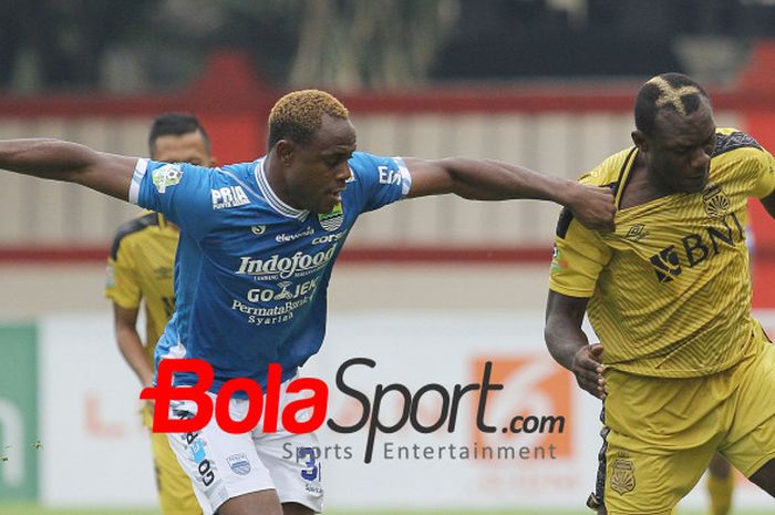 Duel dua pemain naturalisasi Indonesia dari Persib, Victor Iqbonefo (kiri) dan pilar Bhayangkara FC, Herman Dzumafo pada pekan ke-29 Liga 1 2018 di Stadion PTIK, Jakarta Selatan, 3 November 2018. 