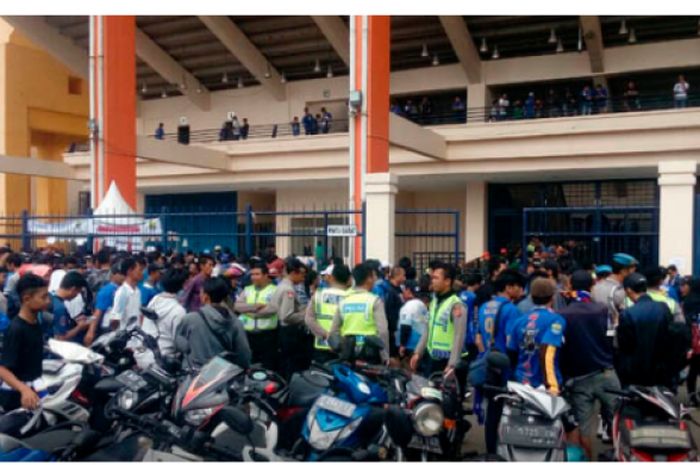 Situasi stadion Si Jalak Harupat saat dipadati bobotoh yang ingin melakukan penukaran tiket laga Persib Vs Bali United, dua jam sebelum kick-off.