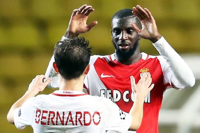 Gelandang Monaco, Bernardo Silva (kiri), merayakan kemenangan timnya atas  Tottenham Hotspur  dengan rekan setimnya, Tiemoue Bakayoko, dalam laga lanjutan Grup E Liga Champions 2016-2017 di Stadion Louis II, Monaco, pada 22 November 2016.