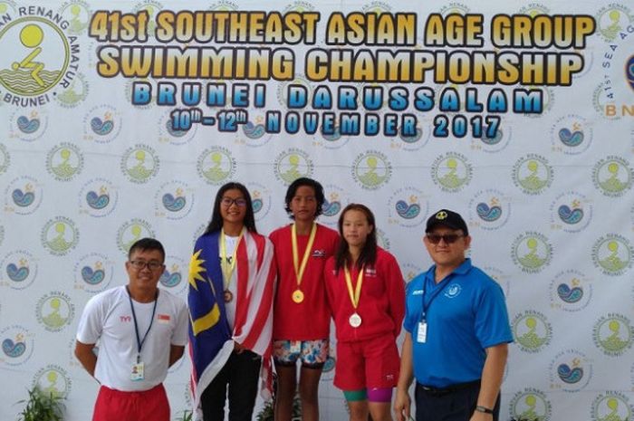 Para perenang nasional berpose pada hari kedua penyelenggaraan SEA Age Group 2017 di Kolam Renang Olahraga Nasional Hassanal Bolkiah, Brunei Darussalam, Sabtu (11/11/2017).