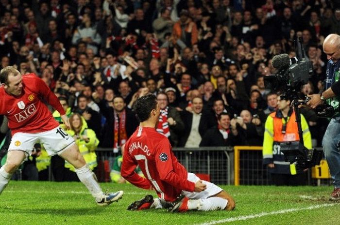 Penyerang Manchester United, Cristiano Ronaldo (kanan), merayakan golnya bersama Wayne Rooney dalam 