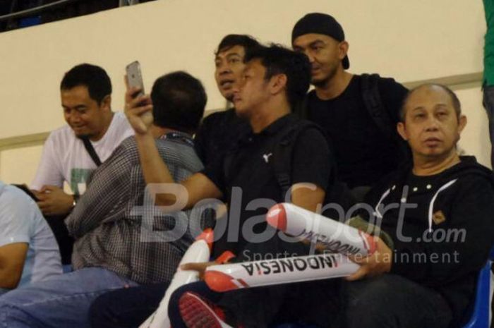 Dua mantan pemain, Leo Saputra dan Gendut Doni, serta pelawak Komeng hadir di tribune guna menyaksik