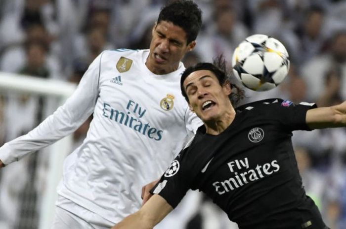 Bek Real Madrid, Raphael Varane, berduel dengan penyerang Paris Saint-Germain, Edinson Cavani, pada laga leg pertama babak 16 besar Liga Champions di Santiago Bernabeu, Real Madrid, 14 Februari 2018.