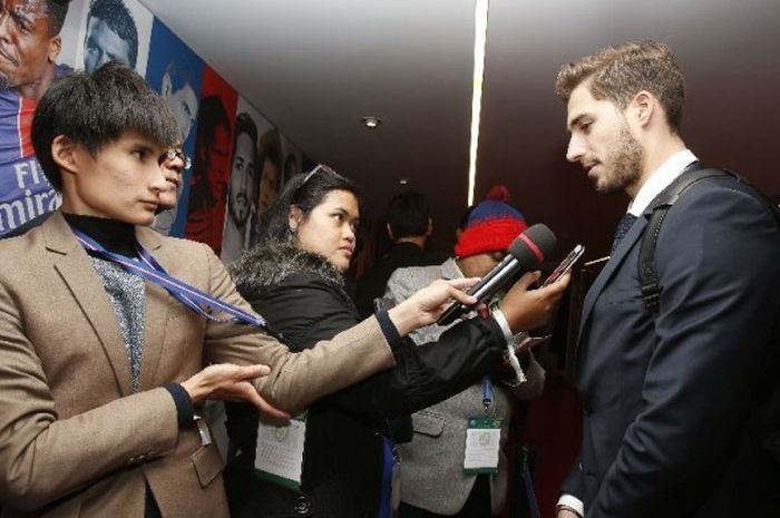 Wartawan JUARA.net, Theresia Simanjuntak (tengah, baju hitam), mewawancarai kiper PSG, Kevin Trapp, di Parc des Princes, Sabtu (13/2/2016).