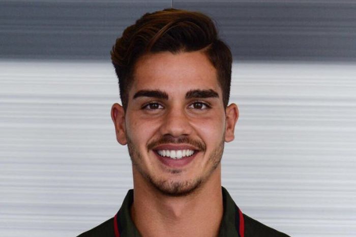  Pemain AC Milan yang tengah dipinjamkan ke Sevilla, Andre Silva. 