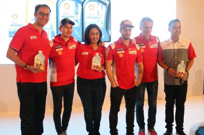 Dua pebalap MotoGP dari Ducati Team, Jorge Lorenzo dan Andrea Dovizioso, menghadiri sesi konferensi pers bersama Shell di Hotel Sheraton Grand Jakarta, Kamis (1/2/2018).