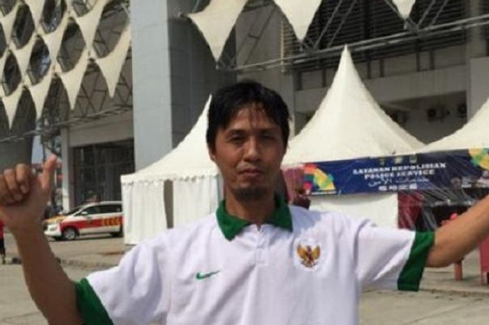 Salah seorang suporter bernama Teguh rela cuti untuk datang menyaksikan timnas U-23 Indonesia berlaga melawan UEA di Stadion Wibawa Mukti, Cikarang, Jawa Barat, Jumat (24/8/2018)