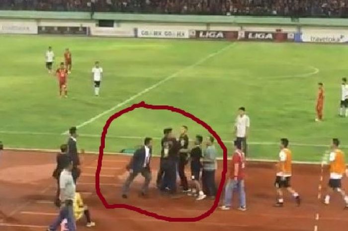 Pengawas pertandingan Persis Solo kontra Cilegon United bersitegang dengan official tim Cilegon United.