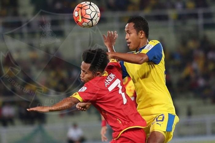 Andik Vermansah (7) saat duel dengan pemain bertahan Pahang FA pada laga Sabtu (27/2/2016). 