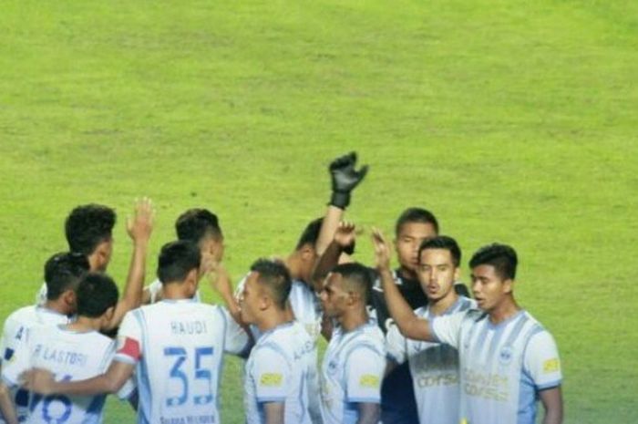 Para pemain PSIS Semarang menjelang kontra PSPS Riau pada laga kedua Grup Y 8 Besar Liga 2 musim 2017 di Stadion Gelora Bandung Lautan Api, Kota Bandung, Sabtu (18/11/2017) malam. 