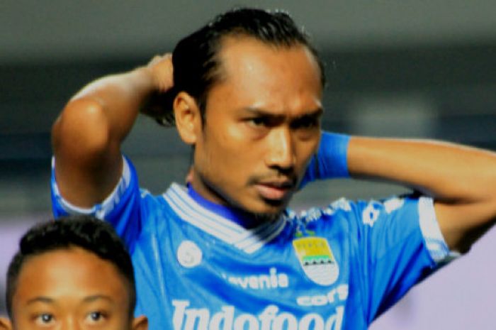  Gelandang Persib Bandung, Hariono saat melawan Persela Lamongan di Stadion Gelora Bandung Lautan Api, Senin (16/7/2018). 