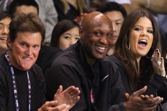 Bintang televisi AS, Khloe Kardashian (kanan) bersama sang suami, Lamar Odom (tengah), menghadiri acara NBA All-Star Celebrity Game di Los Angeles Convention Center, LA, 18 Februari 2011.