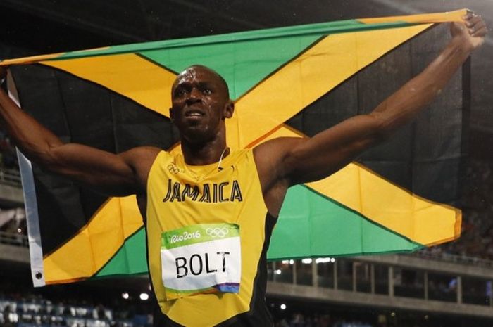 Sprinter Jamaika, Usain Bolt, merayakan kemenangan pada lomba lari nomor 200 meter di Olympic Stadium, Rio de Janeiro, Kamis (18/8/2016). Bolt finis pertama dengan rekor 19,78 detik.