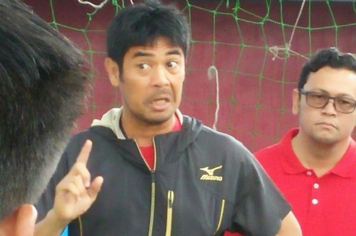 Pelatih Nilmaizar memberikan instruksi ke pemain Semen Padang dengan didampingi Manajer Win Bernardino di lapangan futsal Kota Solo, Minggu (26/2/2017) pagi. 