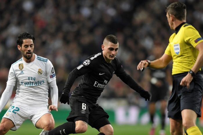 Gelandang Real Madrid, Isco (kiri), berduel dengan gelandang Paris Saint-Germain, Marco Verratti, dalam laga leg pertama babak 16 besar Liga Champions di Stadion Santiago Bernabeu, Madrid, Spanyol, pada 14 Februari 2018.