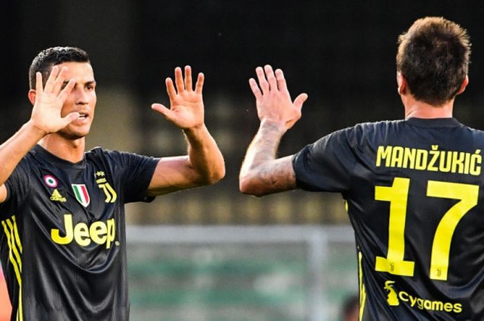 Megabintang Juventus, Cristiano Ronaldo (kiri), melakukan selebrasi bersama Mario Mandzukic seusai laga Liga Italia kontra Chievo di Stadion Marcantonio Bentegodi, Verona pada 18 Agustus 2018.