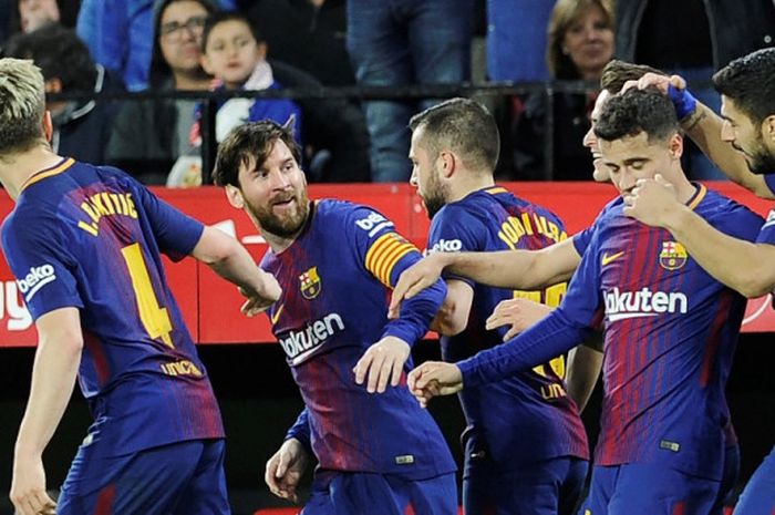   Megabintang FC Barcelona, Lionel Messi (kedua dari kiri), merayakan gol yang dicetak ke gawang Sevilla dalam laga Liga Spanyol di Stadion Ramon Sanchez Pizjuan, Sevilla pada 31 Maret 2018.  
