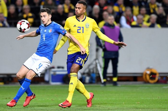 Bek Italia, Matteo Darmian, berebut bola dengan pemain Swedia, Isaac Kiese, pada partai leg pertama babak play-off Piala Dunia 2018 di Friends Arena, Jumat (10/11/2017) waktu setempat.