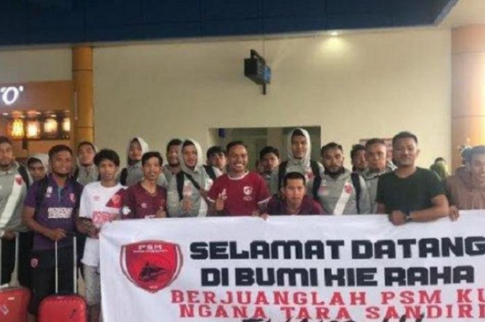Suporter PSM Makassar menyambut kedatangan skuat Juku Eja di Ternate, Kamis (20/12/2018).