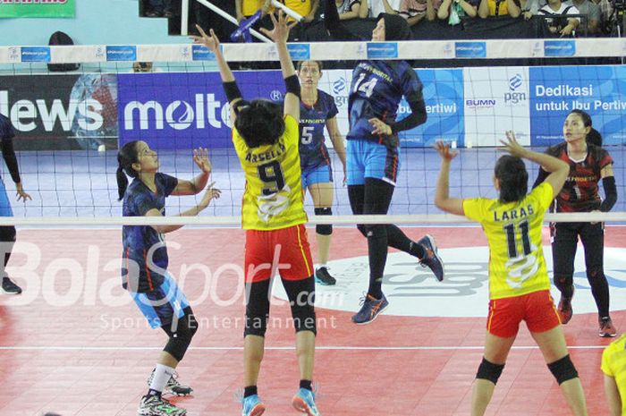 Pertandingan final bola voli putri PGN Livoli 2017 antara  Bank Jatim vs PGN Popsivo Polwan, Sabtu (9/12/2017) di GOR Dimyati, Tangerang, Banten.