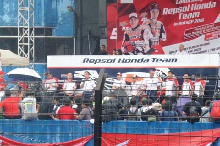 Suasana dari tribun penonton ketika menyaksikan pebalap Repsol Honda, Marc Marquez dan Dani Pedrosa di Sirkuit Sentul, Bogor, Minggu (14/2/2016).