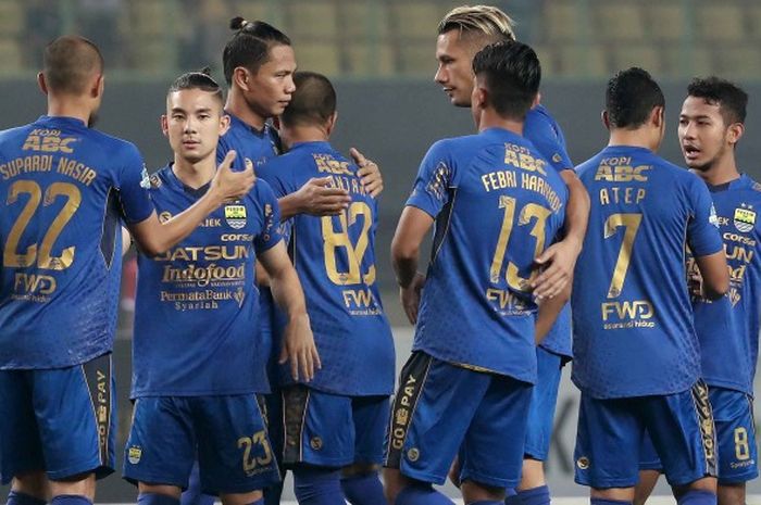 Skuat Persib Bandung saat bersiap untuk memulai laga kontra Bhayangkara FC pada pekan kesembilan Liga 1 musim 2017 di Stadion Patriot Candrabhaga, Kota Bekasi, Jawa Barat, Minggu (4/6/2017).