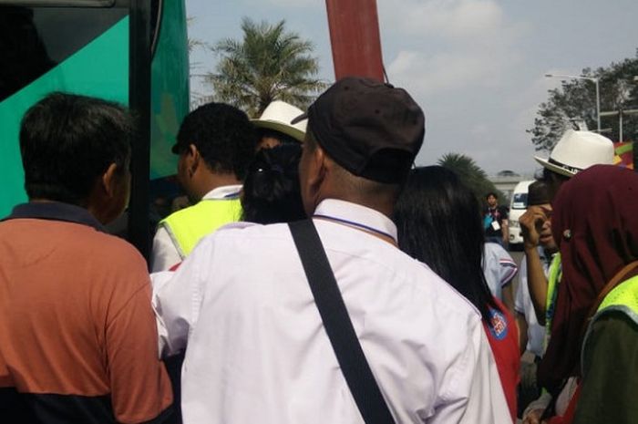 Sejumlah pengunjung dan relawan sedang berebut naik bus untuk menuju venue yang menggelar pertandingan Asian Games 2018 di Jakabaring Sport City, Palembang.