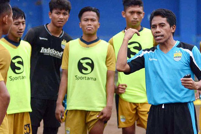 Pelatih baru Blitar Bandung United, Budiman, saat masih menangani Persib U-19.