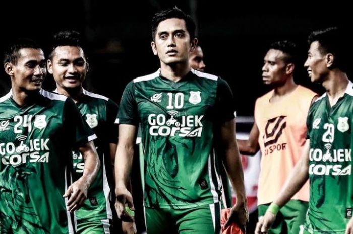 Duo pemain senior PSMS Medan, Legimin Raharjo (kiri) dan I Made Wirahadi (tengah) seusai timnya menang atas Kalteng Putra pada laga perdana Grup X 8 Besar Liga 2 musim 2017 di Stadion Patriot Candrabhaga, Kota Bekasi, Kamis (9/11/2017).  