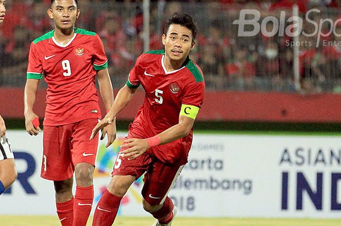 Kapten timnas U-19 Indonesia, Nurhidayat Haji Haris, saat tampil melawan timnas U-19 Singapura dalam laga Grup A Piala AFF U-19 di Stadion Gelora Delta Sidoarjo, Jawa Timur, Selasa (03/07/2018) malam.