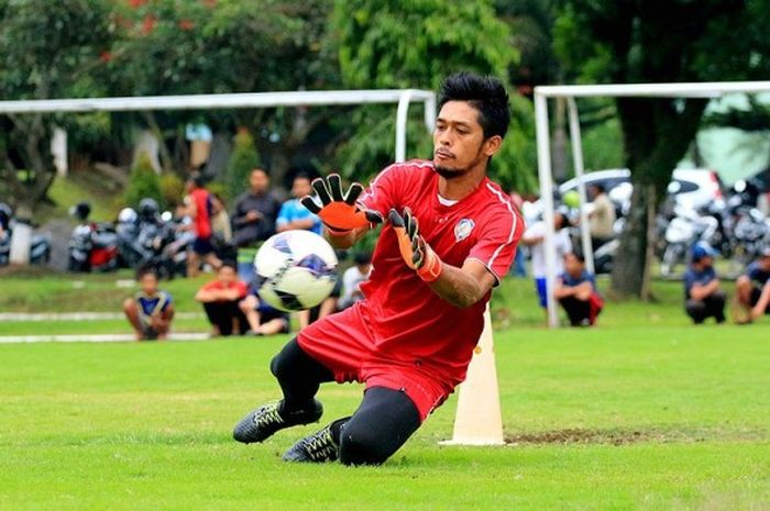 Mantan  kiper Bhayangkara FC, Thomas Ryan, mengikuti trial di Arema FC untuk kompetisi 2017 saat latihan di Lapangan Arhanud Karangploso Kabupaten Malang, Jawa Timur (13/01/2017).