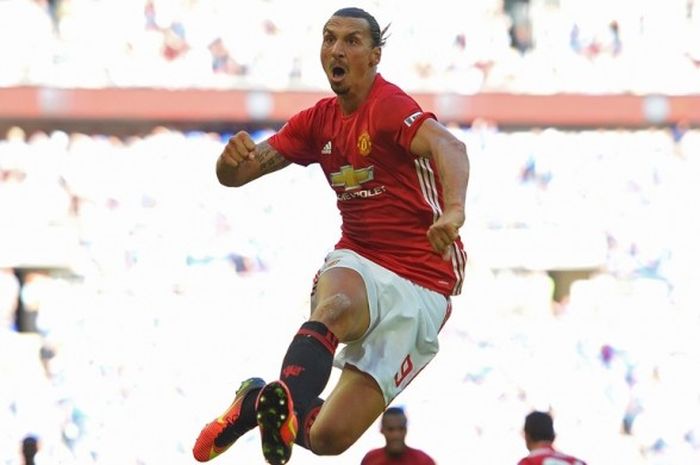 Zlatan Ibrahimovic merayakan gol Manchester United ke gawang Leicester City pada ajang Community Shield di Stadion Wembley, Minggu (7/8/2016).