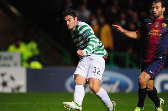 Pemain Celtic FC, Tony Watt (kiri), melesatkan bola ke gawang Barcelona meski dijaga ketat Javier Mascherano di laga Liga Champions 2012-2013 pada 7 November 2012.