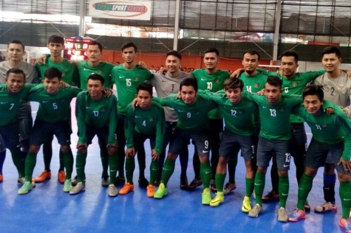 Sesi foto timnas futsal Indonesia sebelum laga uji coba kontra Antam FC  di Tifosi Sport Center, Jakarta Timur, Jumat (13/1/2017) sore WIB.