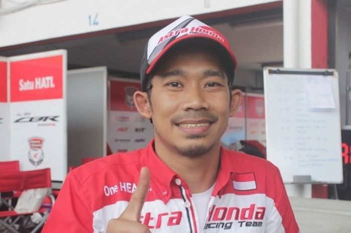 Pelatih Honda Racing School, M Fadli, berpose di sela-sela penyelenggaraan Kejurnas Indospeed Racing di Sirkuit Sentul, Bogor, Minggu (27/3/2016).