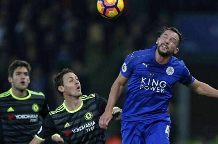 Gelandang Leicester City, Danny Drinkwater, memenangi duel udara kontra pemain Chelsea, Nemanja Matic, pada laga Liga Inggris di Stadion King Power pada 14 Januari 2017.