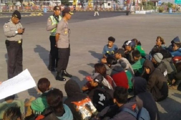 39 Bonek dipaksa pulang oleh kepolisian Bali menjelang laga Persib kontra Persebaya di Stadion I Wayan Dipta, Gianyar, Bali, Sabtu (20/10/2018).