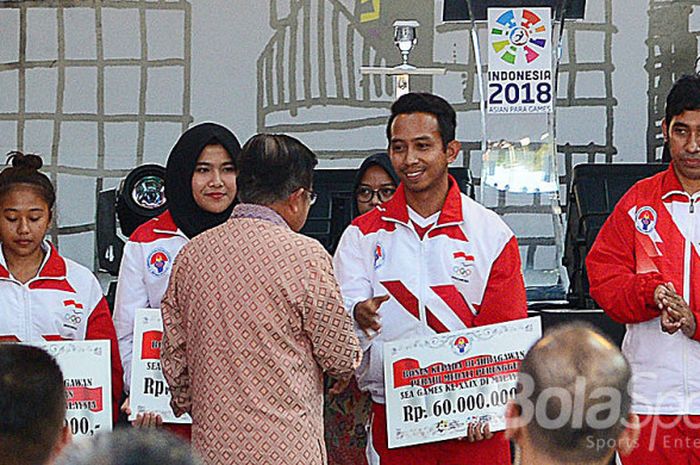 Wakil Presiden Jusuf Kalla secara simbolis memberikan hadiah bonus kepada para atlet berprestasi dalam ajang SEA Games dan SEA Para Games 2017.