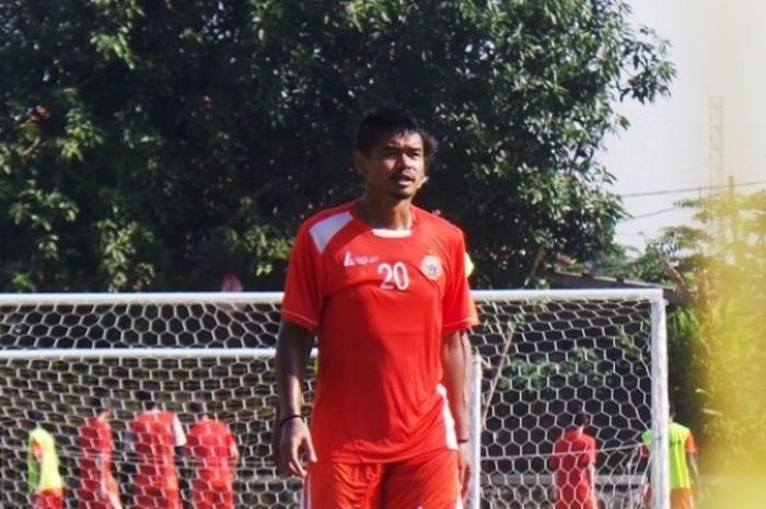 Striker Bambang Pamungkas kembali berlatih dengan Persija pada sesi latihan pagi awal pekan ini, Senin (25/4/2016). 