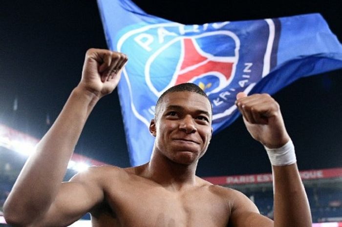 Striker Paris Saint-Germain (PSG), Kylian Mbappe, merayakan kesuksesan timnya menang besar atas Olympique Lyon dengan skor 5-0 dalam laga lanjutan Liga Prancis di Stadion Parc de Princes, Paris, pada Senin (8/10/2018) dini hari WIB. Di laga itu Mbappe memborong empat gol yang semuanya terjadi di babak kedua.