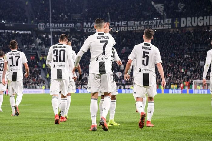 Megabintang Juventus, Cristiano Ronaldo (tengah), merayakan gol yang dicetak ke gawang SPAL dalam laga Liga Italia di Stadion Allianz, Turin pada 24 November 2018.