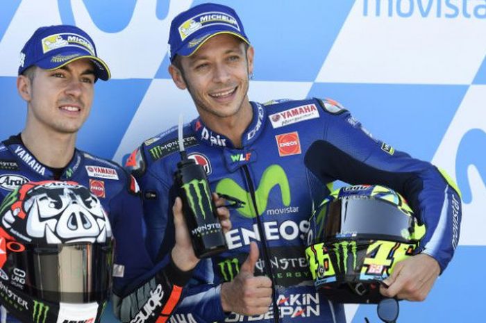 Maverick Vinales (kiri) dan Valentino Rossi (kanan) saat berfoto bersama setelah kualifikasi MotoGP Aragon pada hari Sabtu (23/9/2017).