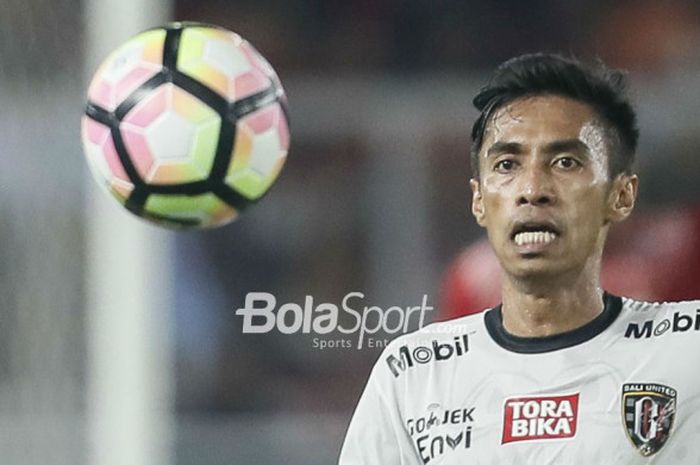 Gelandang Bali United, Fadil Sausu, beraksi pada laga final Piala Presiden 2018 kontra Persija Jakarta di Stadion Utama GBK pada Sabtu (17/2/2018).