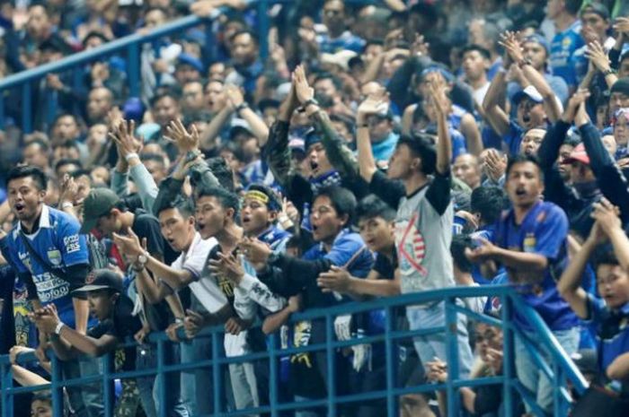   Fan Persib, Bobotoh saat memberikan dukungan ke skuat Maung Bandung saat menjamu Persija pada pekan ke-16 Liga 1 musim 2017 di Stadion Gelora Bandung Lautan Api, Kota Bandung, 22 Juli 2017 malam.   