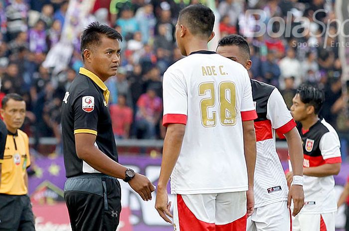 Pelatih PSMP, Redi Supriyanto (kiri), berdiskusi kepada pemainnya saat tampil melawan Persik Kediri dalam laga pekan ke-9 Grup 6 Liga 2 di Stadion Brawijaya Kediri Jawa Timur, Selasa (01/08/2017) sore.