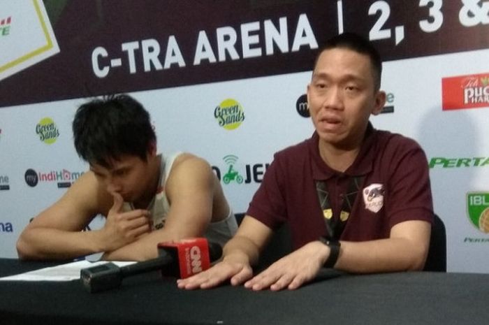 Pelatih Garuda Bandung, Andre Yuwadi berbicara dalam konferensi pers di GOR C'Tra Arena,Bandung ,Jumat (2/3/2018).